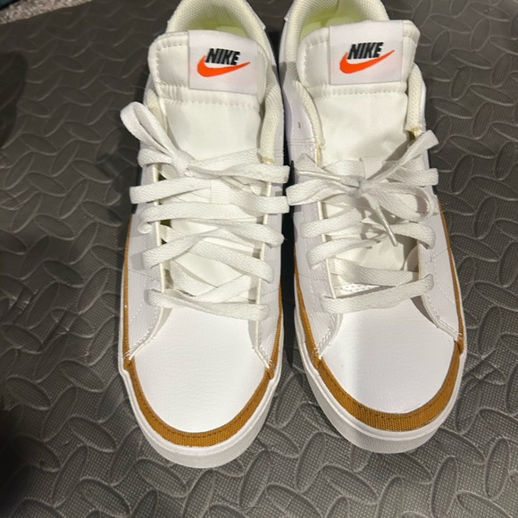 10 women’s Nike court legacy’s White and Yellow Sneakers - Picture 2 of 3